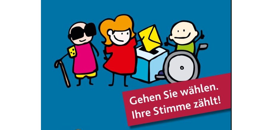 Broschüre zur Landtagswahl 2026 in leichter Sprache Links steht eine blinde Person mit Blindenstock und Sonnenbrille, rechts daneben hält eine Frau im roten Kleid den Brief in der Hand und neben der Wahlurne ist ein Rollstuhlfahrer zu sehen. Davor steht: Gehen Sie wählen, Ihre Stimme zählt.