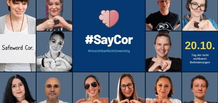 #sayCor steht in der Mitte groß geschrieben und darüber ist ein halbes Gehirn und halbes Herz zu einem geschmolzen. Es sind rumherum mehrere Bilder von Menschen drauf, die das Handzeichen "halbes Gehirn und halbes Herz" zeigen.