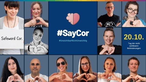 #sayCor steht in der Mitte groß geschrieben und darüber ist ein halbes Gehirn und halbes Herz zu einem geschmolzen. Es sind rumherum mehrere Bilder von Menschen drauf, die das Handzeichen "halbes Gehirn und halbes Herz" zeigen.  