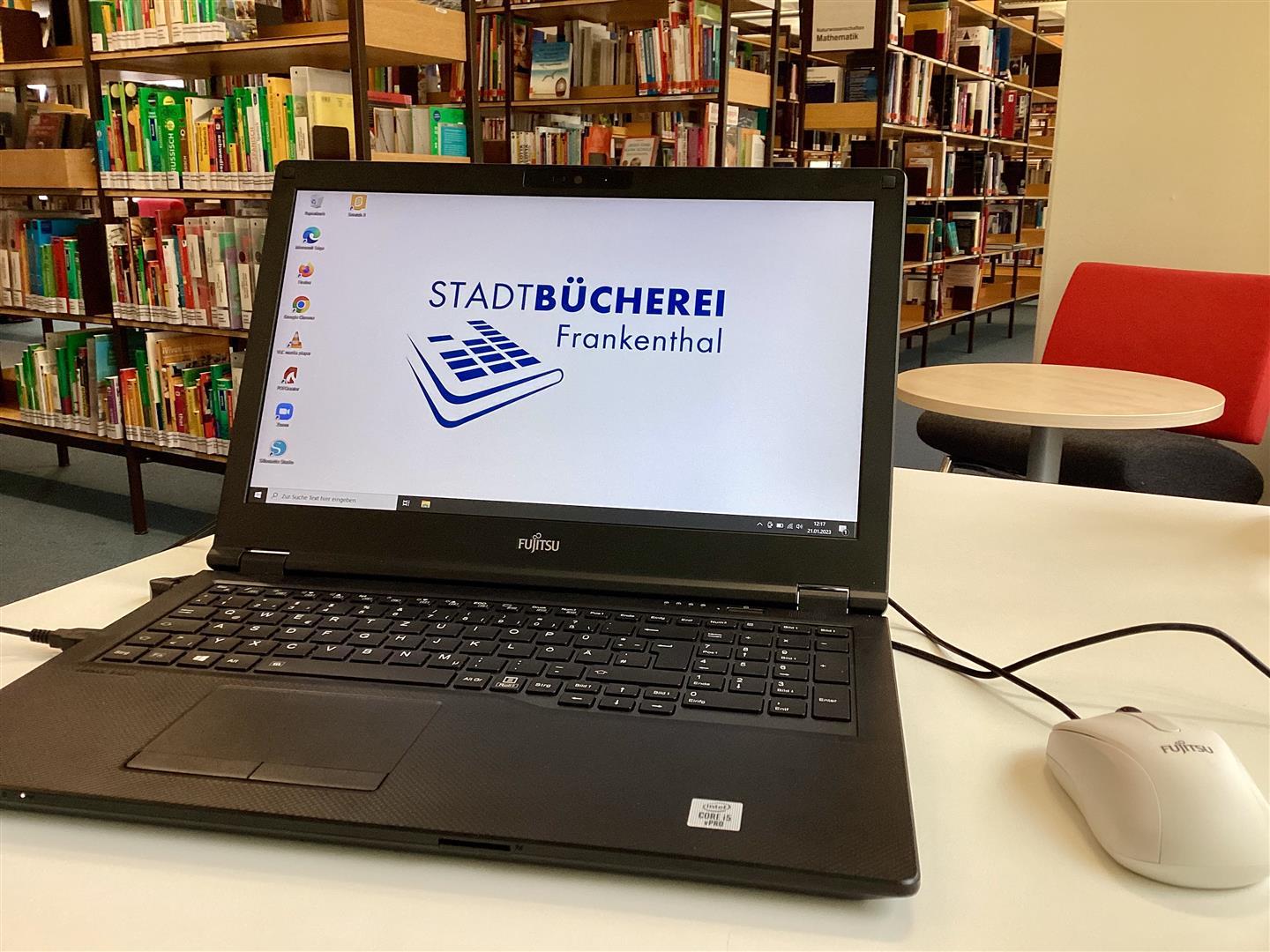 Laptopausleihe in der Stadtbücherei Ein aufgeklappter Laptop steht auf einem Tisch.