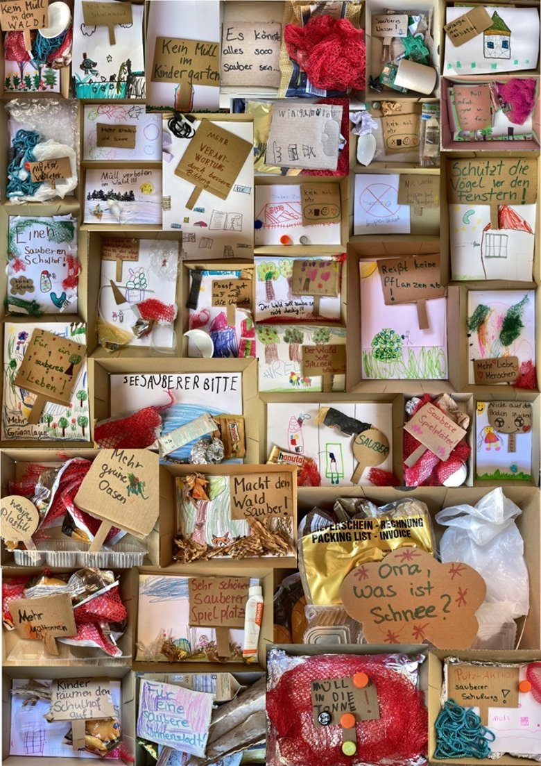 Plakat für eine saubere Umwelt Alle Fotos der Kinder wurden setzkastenmäßig zu einer Collage mit unterschiedlich großen Postkarten zusammen gefügt.
