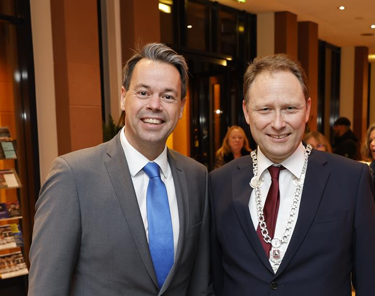 Zwei Männer in Anzug mit Krawatte