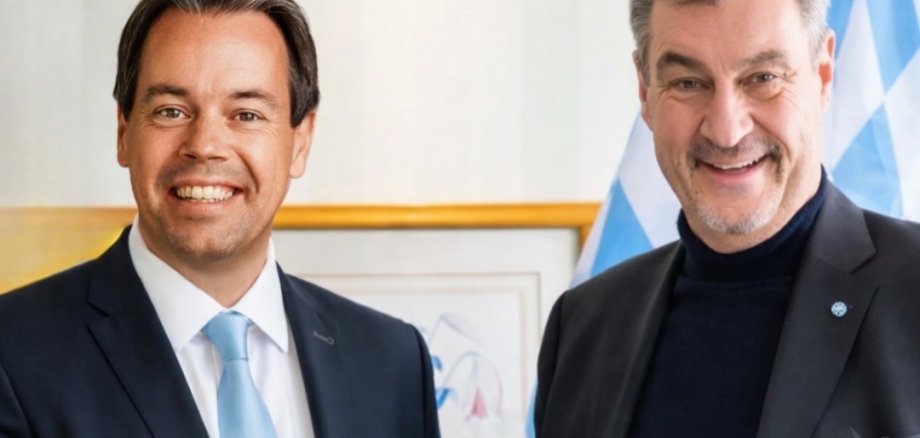 Foto von zwei lachenden Männern