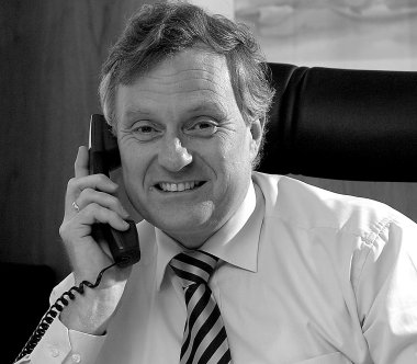 Das Bild zeigt Herrn Oberbürgermeister Theo Wieder in seinem Büro