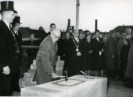 Das Bild zeigt den ehemaligen OB Emil Kraus mit Amtskette bei der Grundsteinlegung zum Bau des Rathauses 1952
