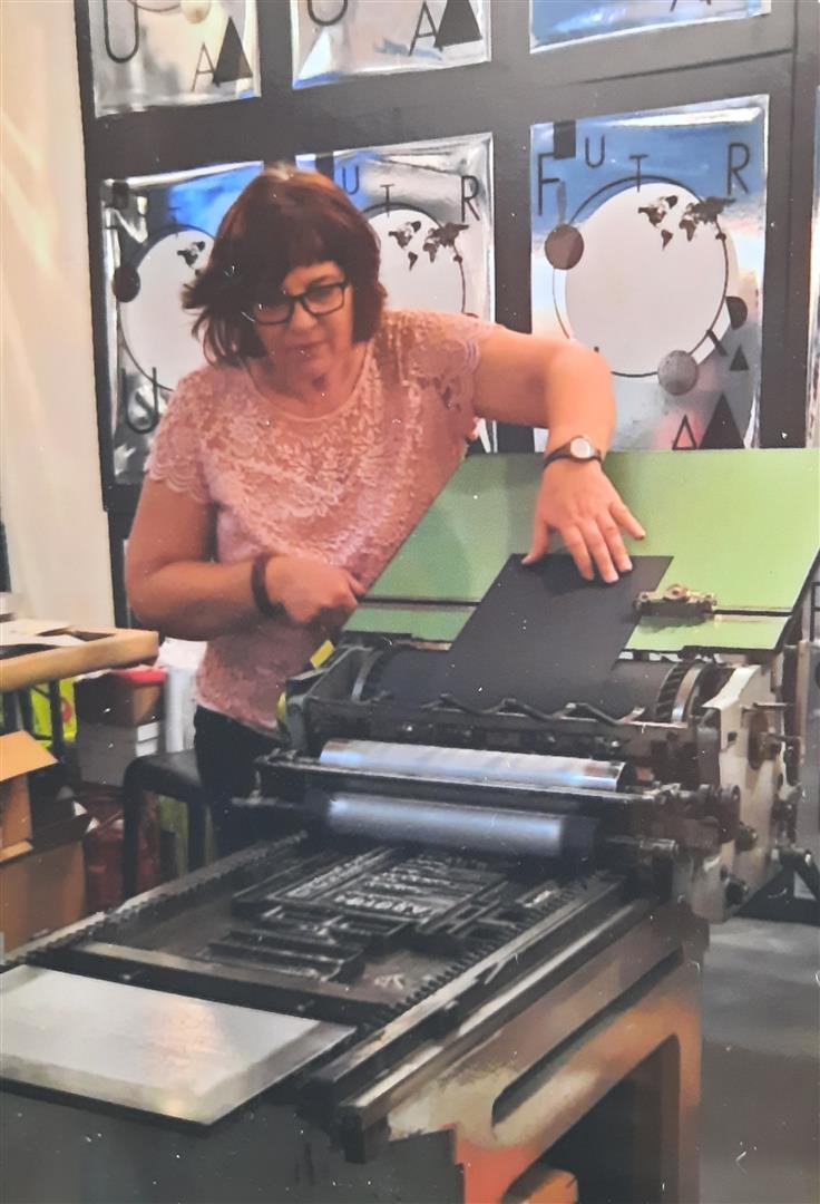 Frau an einer Druckmaschine