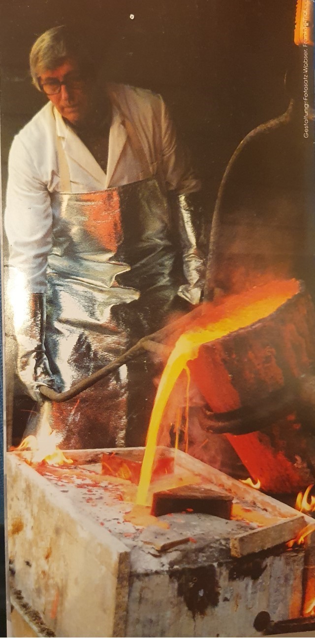 Erich Sauer Zu sehen ist der Künstler wie er eine Skulptur gießt.