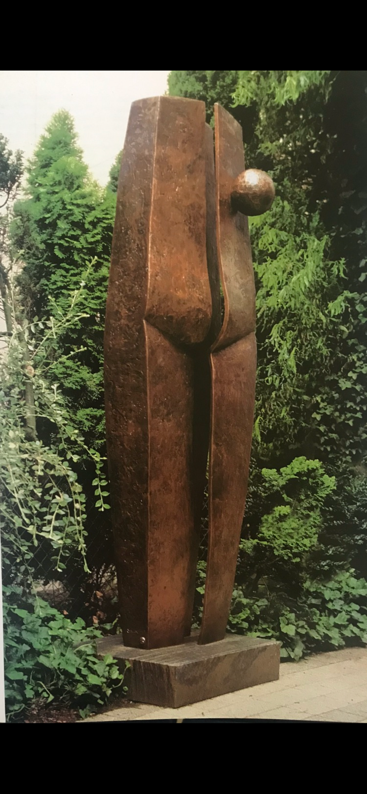 Zu sehen ist eine Brozeskulptur