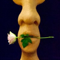 Kunstwerk "Rose im Mund"
