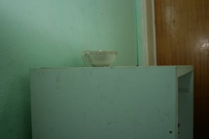 Grüner Hintergrund mit Tasse