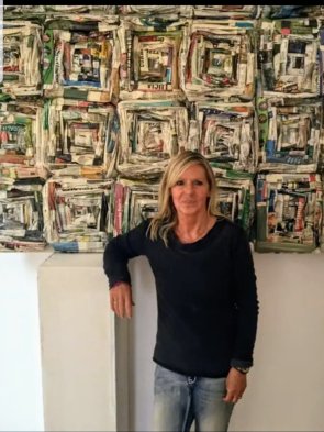 Auf dem Foto ist die Künstlerin vor einem ihrer Werke zu sehen