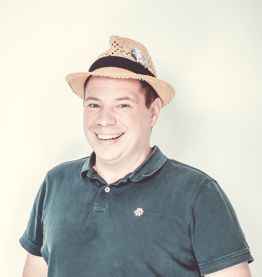 Porträt-Foto eines Mannes mit Hut