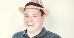 Porträt-Foto eines Mannes mit Hut