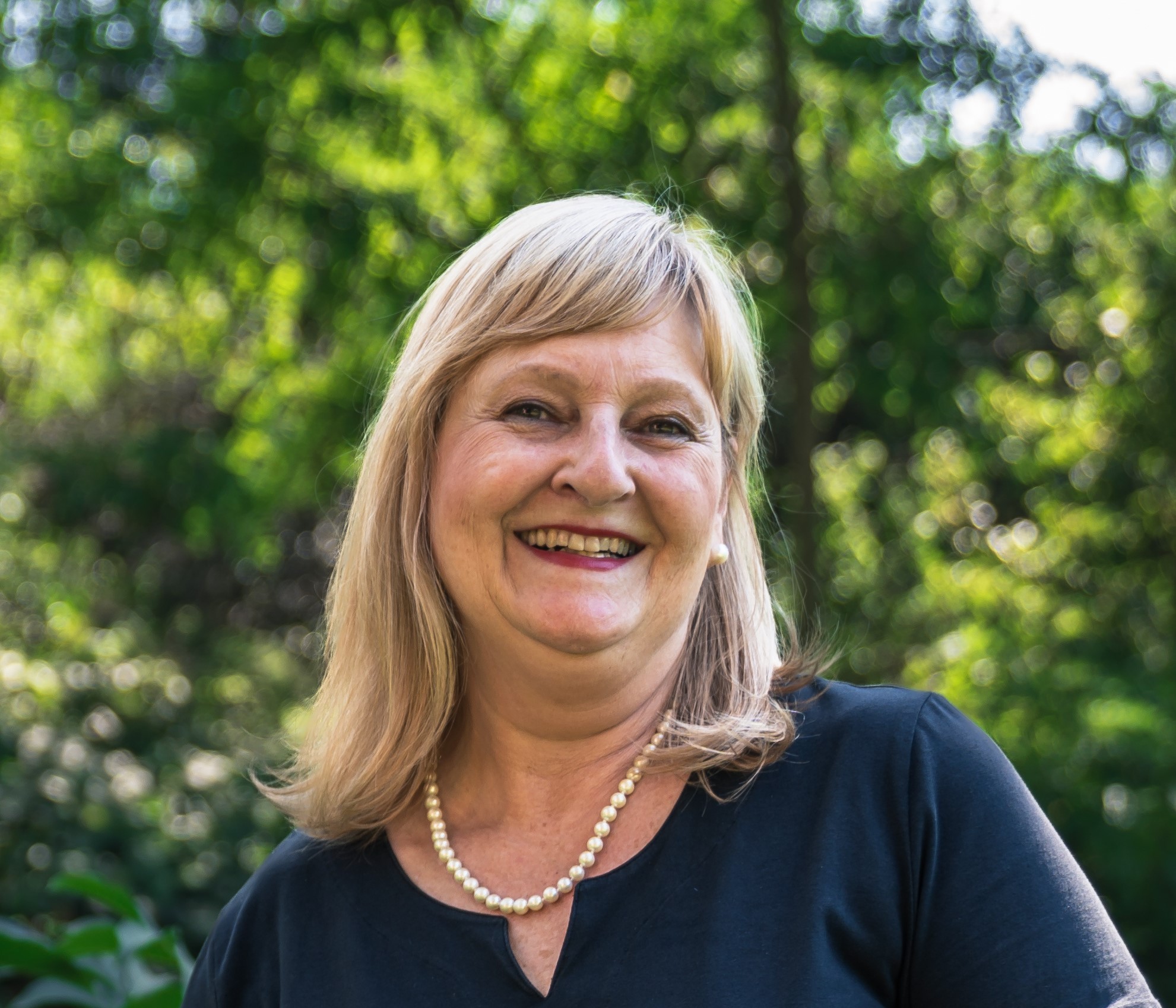 Zu sehen ist ein Portraitfoto der Künstlerin