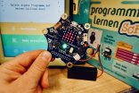 Mit Calliope programmieren Ein in der Hand gehaltener Calliope
