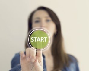 Auf dem Bild ist eine Frau zu sehen, die ihren rechten Arm nach vorne streckt und den Zeigefinger anhebt. Es steht das Wort Start auf dem Bild