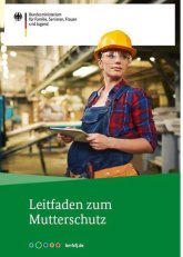 Schwangere Frau in Arbeitskleidung.