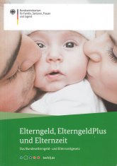 Ein Baby wird von den Eltern beidseitig auf die Wange geküsst.