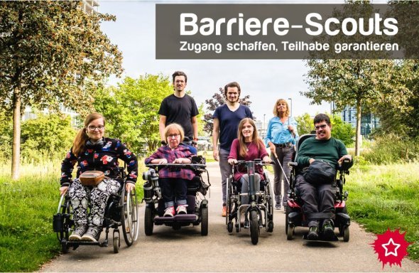 Barriere - Scouts Es sind vier Rollstuhlfahrende auf dem Gehweg, ein Gehörloser, ein Blinder und eine Frau mit Blindenstock zu sehen.