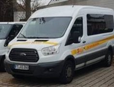 ASB Fahrdienst Ein weißer Transporter mit dem Logo der ASB an der Fahrerseite.