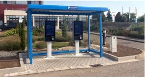 Zwei Parkautomaten befinden sich unter einer blauen Überdachung in der Nähe des Parkplatzes an der Stadtklinik.