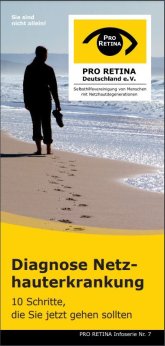 Pro Retina Eine Frau spaziert barfuß am Strand.