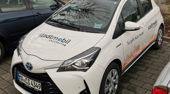 Carsharing-Pkw am Jahnplatz, Frankenthal Hybrid-Kleinwagen des CarSharing Anbieters Stadtmobil am Frankenthaler Jahnplatz